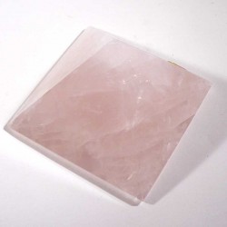 Pyramide taillée en quartz rose 5cm
